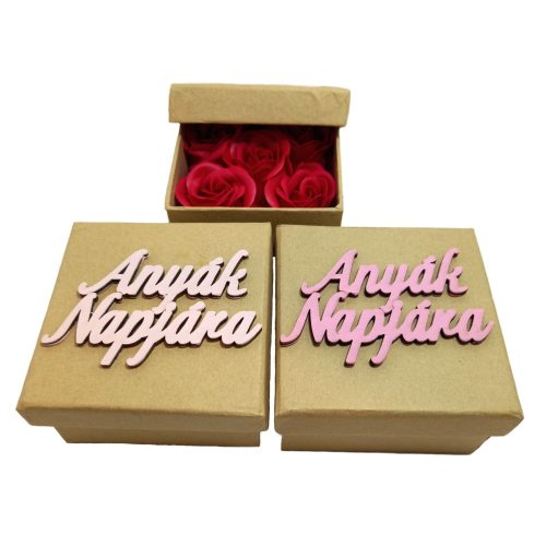 Szappanrózsa doboz - Anyák napjára felirattal négyzetes forma piros rózsával, rózsaszín felirattal
